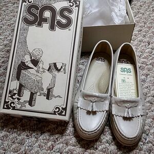 NIB SAS 'soft bone' color leather loafers